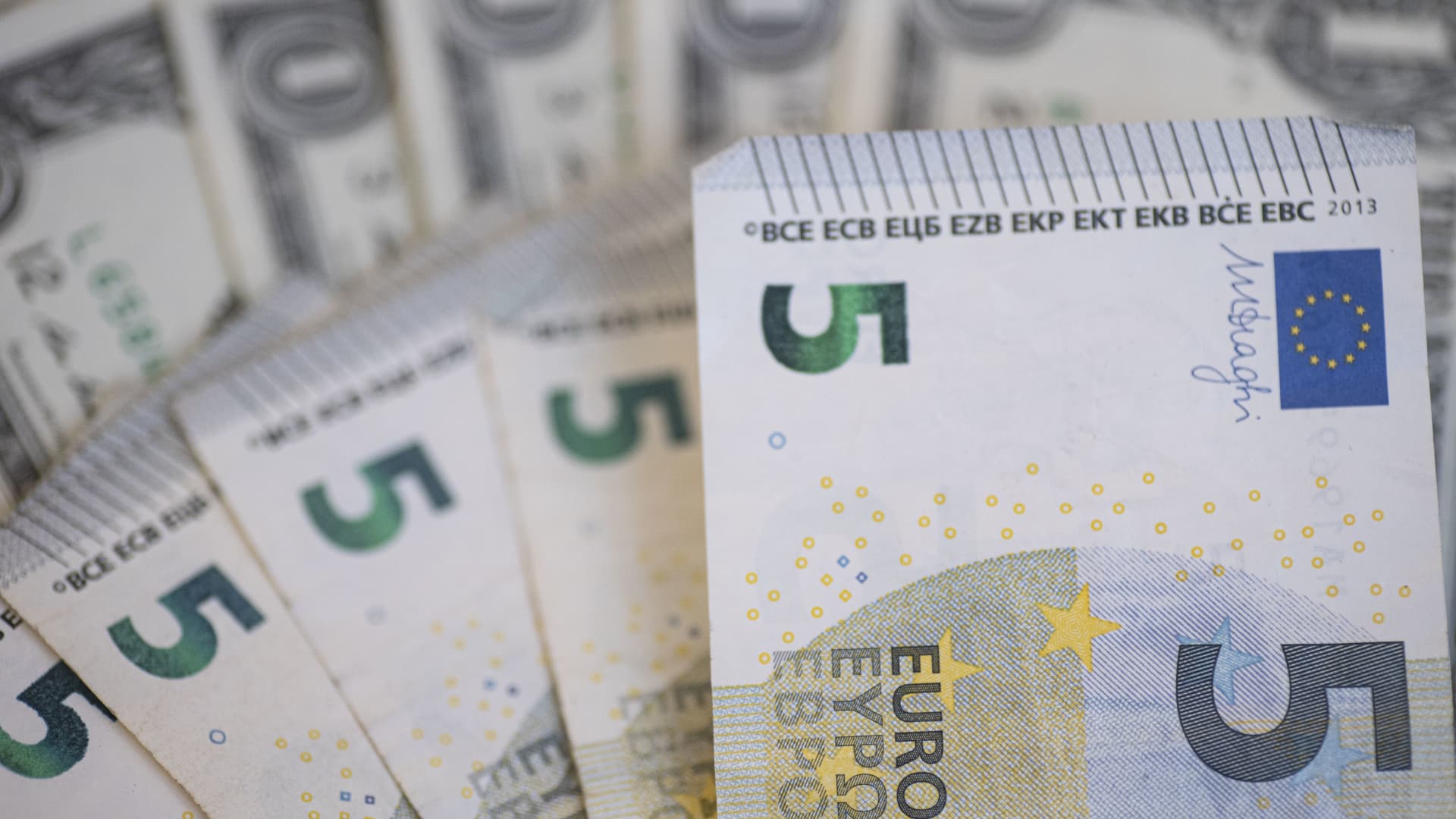 Euro gains after Germany's conservatives win, dollar eases